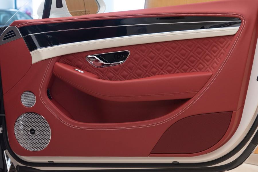 Детали интерьера Bentley Continental GT W12 2020 года  (UAE) (фото 10 из 10)
